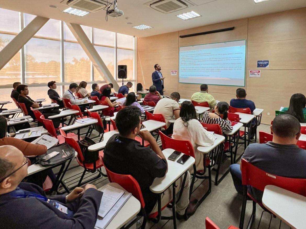 TCE-AM realiza curso sobre atualizações na Lei de Licitações para servidores públicos