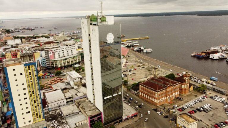 Wilson Lima vistoria prédio da antiga Receita Federal que será transformado em moradias pelo Amazonas Meu Lar