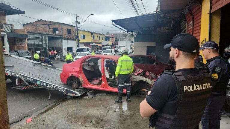 Trânsito: Operação integrada remove sucatas no bairro Cidade de Deus