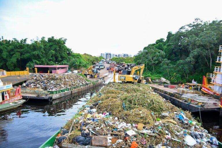 Prefeitura de Manaus realiza transbordo de resíduos sólidos retirados dos rios e igarapés da cidade