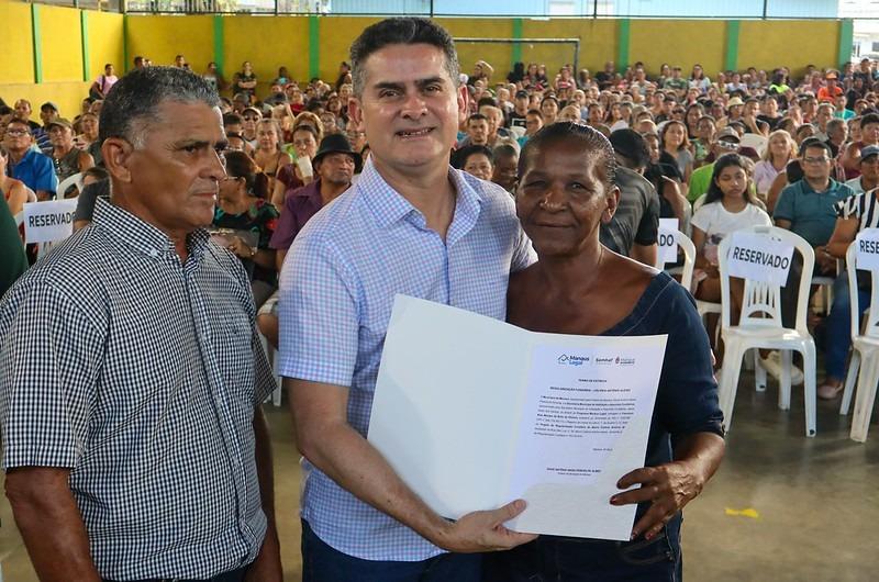 Prefeitura de Manaus entrega mil registros de imóveis aos moradores do bairro Colônia Antônio Aleixo