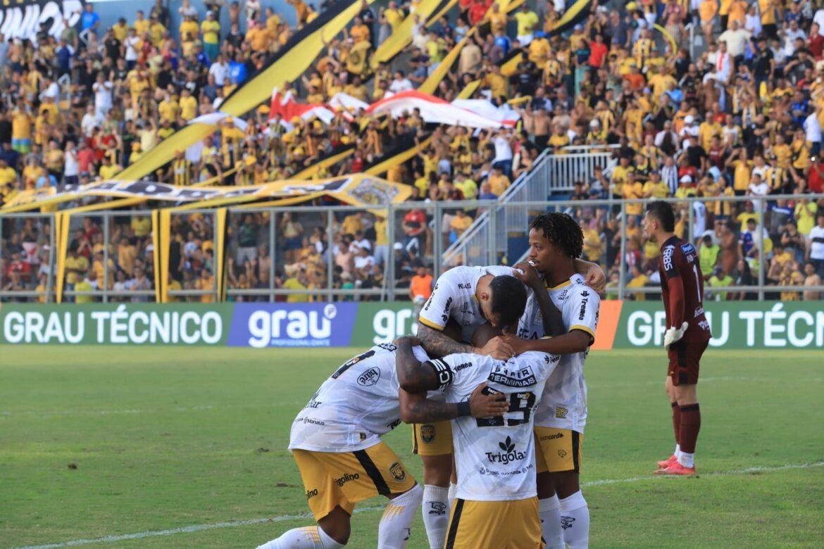 No Carlos Zamith, torcedores celebram vitória do Amazonas FC contra o Brusque