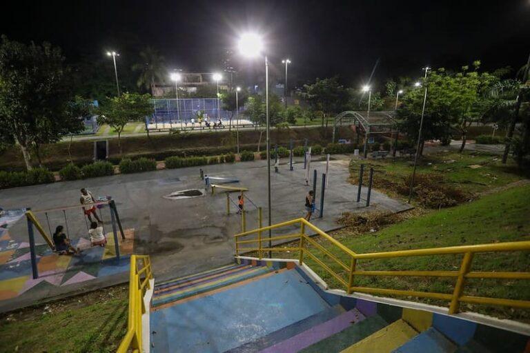 Prefeitura de Manaus instala 91 luminárias LED no parque Elza Simões