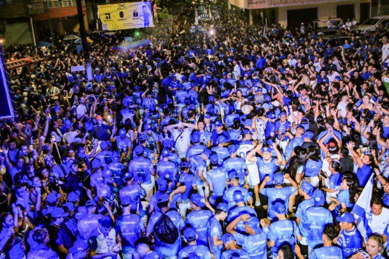 Boi de Rua: Caprichoso arrasta multidão azulada pelas ruas de Parintins