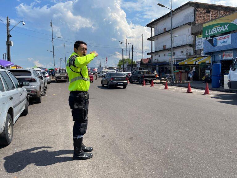 Agentes de trânsito da prefeitura atuam na Manaus Moderna para garantir fluidez e segurança nas áreas de embarque