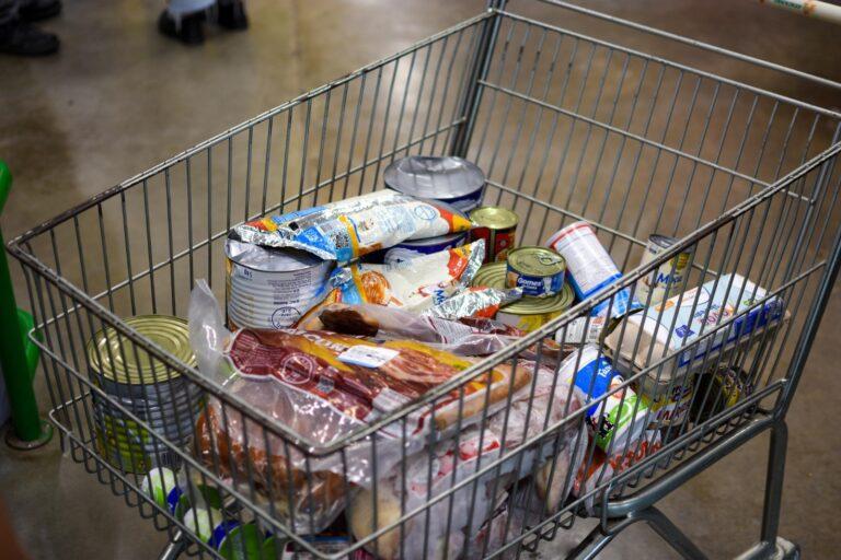Procon-AM autua supermercado por venda de carne vencida e embalagens violadas