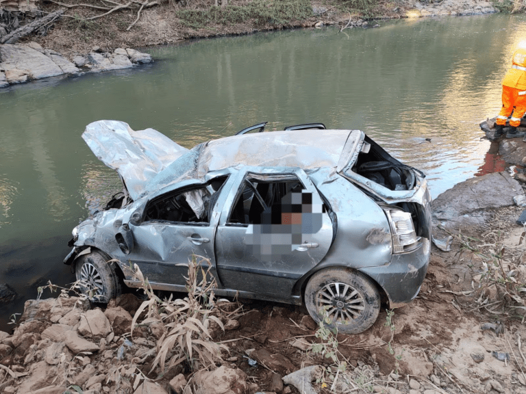 Mulher morre após carro cair de ponte de 20 metros em MG