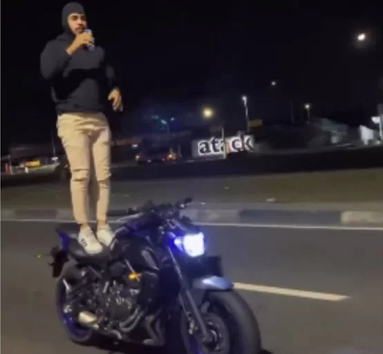 Influencer flagrado em pé pilotando moto presta depoimento e é indiciado pela polícia