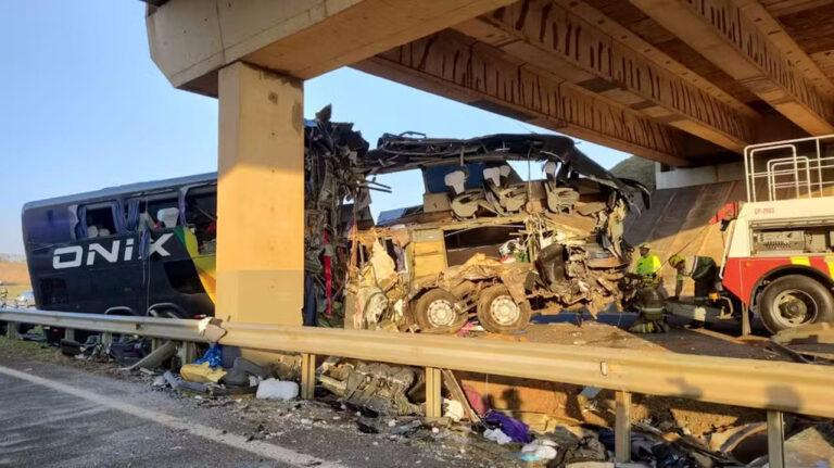 Acidente com ônibus de fiéis deixa 10 mortos e mais de 40 feridos em SP