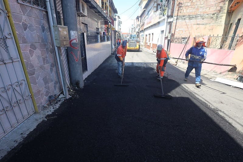 Infraestrutura: Prefeitura de Manaus atende solicitação de moradores e realiza recapeamento na comunidade Santa Luzia