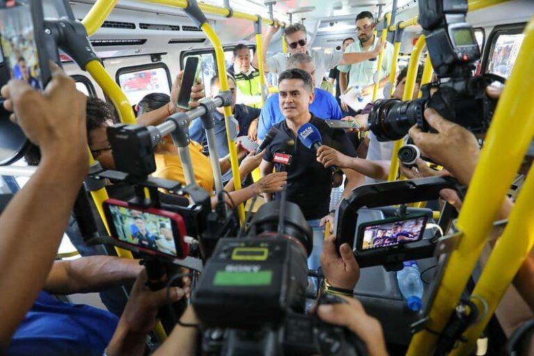 Prefeitura de Manaus entrega 14 novos ônibus para atender 85 mil famílias no
