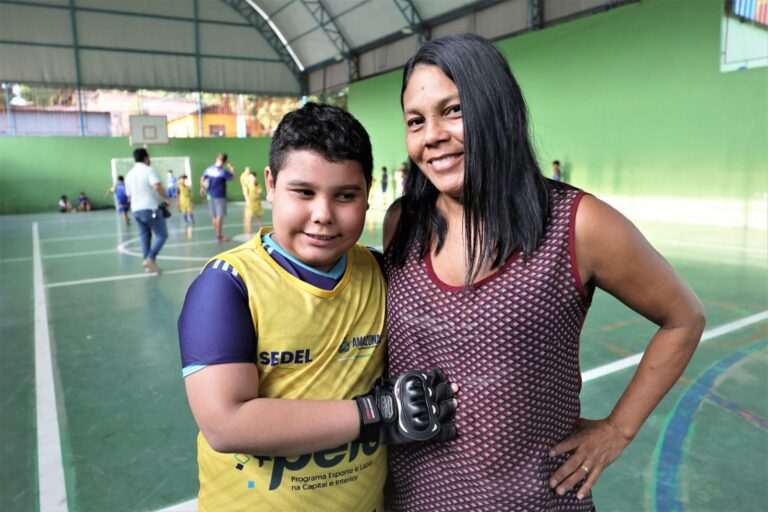Mãe celebra resultados de atleta do Pelci no bairro do Jorge Teixeira