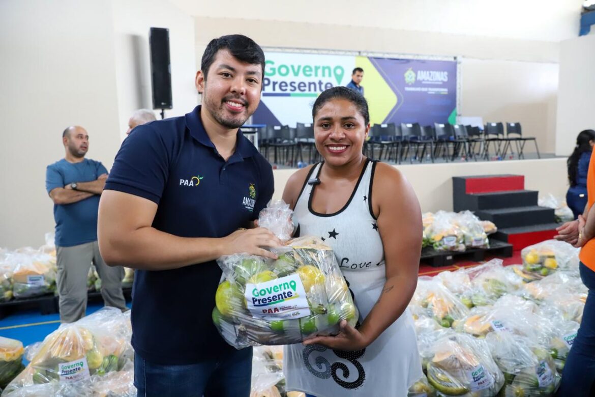 Governo Presente: Ação de cidadania do estado totaliza mais de 5,1 mil atendimentos na zona leste de Manaus O próximo mutirão de serviços será no dia 20 de julho, na Escola Estadual Coronel Pedro Câmara (CMPM VIII), na Compensa, zona oeste A 7ª edição do programa Governo Presente, no sábado (14/05), prestou mais de 5,1 mil atendimentos à população, com serviços como a emissão de documentos, consultas médicas, atendimento psicossocial, acesso a crédito, atividades esportivas, entre outros benefícios. Os serviços foram disponibilizados no Centro de Educação de Tempo Integral (CETI) Elisa Bessa Freire, na Avenida Itaúba, bairro Jorge Teixeira, zona leste de Manaus. Para levar os serviços à população, o estado investiu R$ 1,5 milhão na estrutura do evento. Segundo o governador do Amazonas, Wilson Lima, a iniciativa vai percorrer todas as zonas da capital levando os serviços essenciais para a população. "A gente vai percorrer todas as zonas da cidade de Manaus pelo menos uma vez por semana para assistir às nossas comunidades. O Governo do Amazonas tem trabalhado muito para ser reconhecido como um governo que ajuda as pessoas, que se preocupa e que cuida da população, levando dignidade para todos", enfatizou Wilson Lima. Saúde e segurança A Secretaria de Estado de Saúde (SES-AM) e a Fundação de Vigilância em Saúde Dra, Rosemary Costa Pinto (FVS-RCP), fizeram mais de 900 atendimentos, incluindo consultas com médicos especialistas, exames e ações de promoção à saúde. Foram realizadas 131 consultas com médicos especialistas e 332 exames, como bioimpedância, teste de glicemia e aferição de pressão arterial e cerca de 300 testagens rápidas de HIV, Sífilis e Hepatites. Além disso, foram feitos 131 agendamentos de consultas, 22 atualizações cadastrais no Sistema de Regulação e orientações sobre alimentação saudável, prevenção ao câncer de colo e de mama, saúde do homem, saúde do idoso e triagem neonatal. Durante a ação, a Secretaria de Estado do Meio Ambiente (Sema) também levou a Unidade Móvel de Castração (Castramóvel). Foram realizadas 110 castrações solidárias de cães e gatos. A Secretaria de Estado de Segurança Pública (SSP-AM), por meio do Instituto de Identificação Aderson Conceição de Melo (IIACM), atendeu cerca de 700 pessoas com agendamento para a emissão da Carteira de Identidade Nacional (CIN), um dos serviços mais procurados pelo público presente. O Departamento Estadual de Trânsito do Amazonas (Detran-AM) atendeu 420 pessoas com a entrega de CNH Social, certificados de curso de direção defensiva, inscrições para cursos e ações de Educação para o Trânsito. Cidadania e social O Fundo de Promoção Social e Erradicação da Pobreza (FPS) prestou cerca de 60 atendimentos, entre orientações e cadastros, de empreendedores autônomos para financiamento pelo Programa Crédito Solidário, durante a ação do Governo Presente. O programa, resultado de uma parceria entre o FPS e a Agência de Fomento do Estado do Amazonas (Afeam), dá acesso ao crédito desburocratizado, com cunho social, voltado pessoas sem vínculo empregatício, desempregadas ou subempregadas, possibilitando a inserção no mercado de trabalho, gerando renda e qualidade de vida. A Secretaria das Cidades e Territórios (Sect) registrou 68 atendimentos com o serviço de abertura de processo para solicitação do título definitivo de imóveis na da área de domínio do estado, além de orientação e de informações quanto aos documentos necessários para solicitar a regularização fundiária do imóvel. O Centro de Educação Tecnológica do Amazonas (Cetam) realizou mais de 1.500 atendimentos, entre corte de cabelo, penteados, massoterapia e manicure. Setor primário A Secretaria de Estado de Produção (Sepror) entregou 300 cestas de frutas adquiridas pelo Programa de Aquisição de Alimentos (PAA), para conscientizar a população sobre o combate ao desperdício de alimentos. Foram pelo menos 7,5 toneladas de alimentos provenientes de produtores rurais. Governo Presente Ao todo, 37 órgãos estaduais vão estar envolvidos na ação de cidadania. O Governo Presente acontecerá aos sábados, em escolas da rede pública estadual em todas as zonas da cidade, que vão abrir as portas para a comunidade das 8h às 14h. A próxima edição será no dia 20 de julho, na Escola Estadual Coronel Pedro Câmara (CMPM VIII), na Compensa, zona oeste.