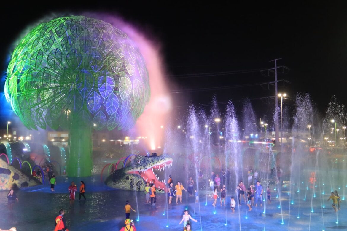 Lazer: com formato de nuvem de neblina, chafariz de 15 metros da praça molhada do Gigantes da Floresta encanta visitantes