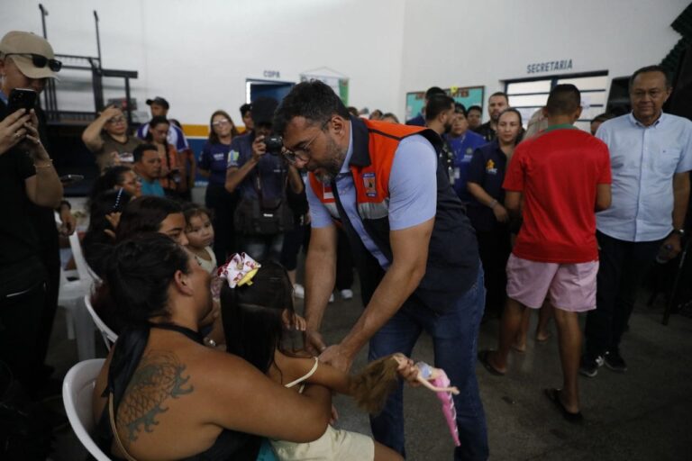 Governador do Amazonas anuncia auxílio de R$ 30 mil para cada família atingida por incêndio em Nhamundá