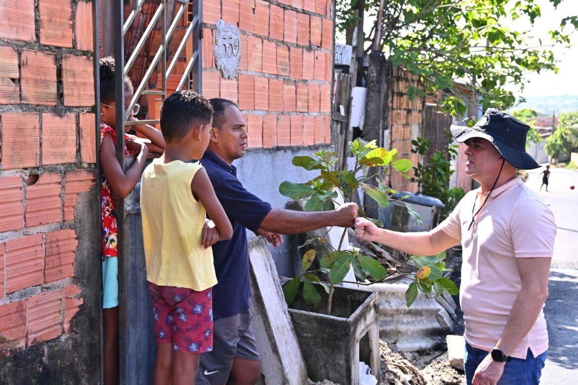 Prefeito vistoria obras e serviços de pavimentação de ruas em Manaus