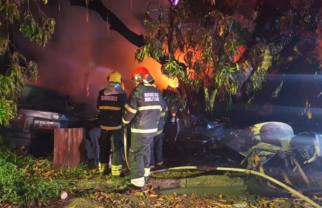 Corpo de Bombeiros combate incêndio em residência no bairro Tancredo Neves