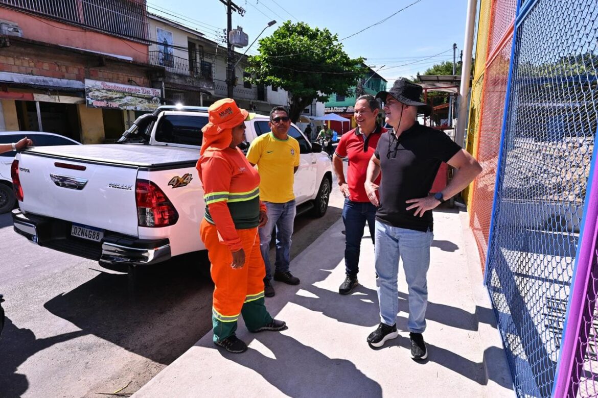 Prefeito vistoria obras de revitalização de quadra no bairro Armando Mendes