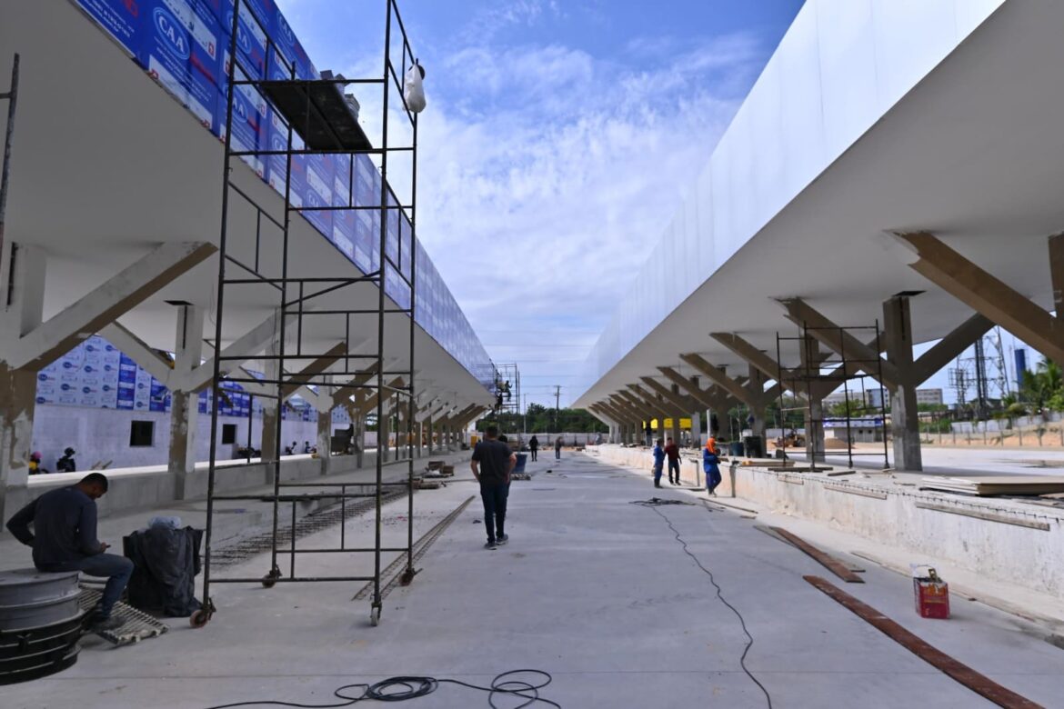 Prefeito David Almeida inspeciona avanço das obras de construção do Terminal de Integração 7