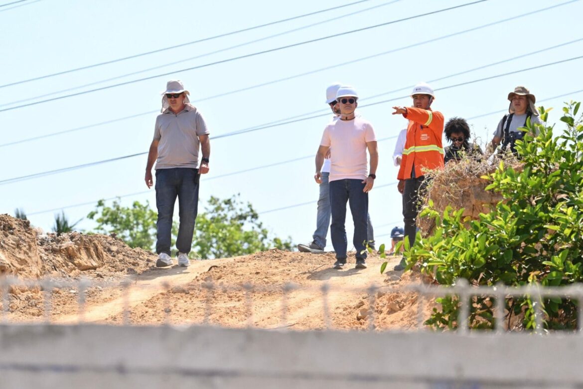 Prefeito fiscaliza avanço das obras do viaduto que vai interligar as avenidas Ephigênio Salles e Torres