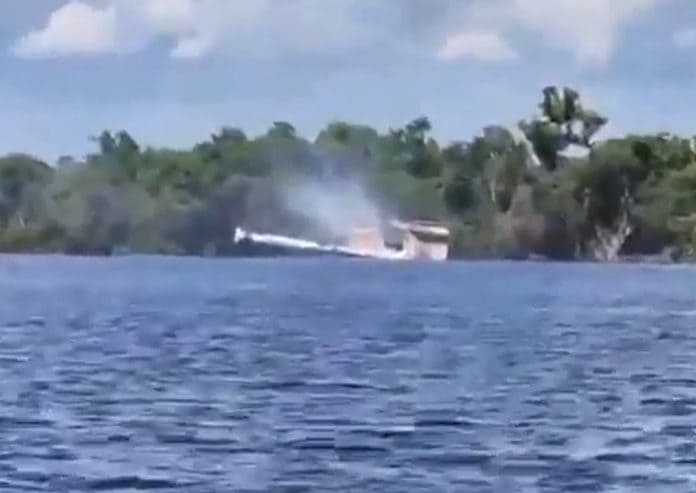 Buscas por desaparecidos após incêndio em barco no Rio Negro em Manaus continuam neste domingo