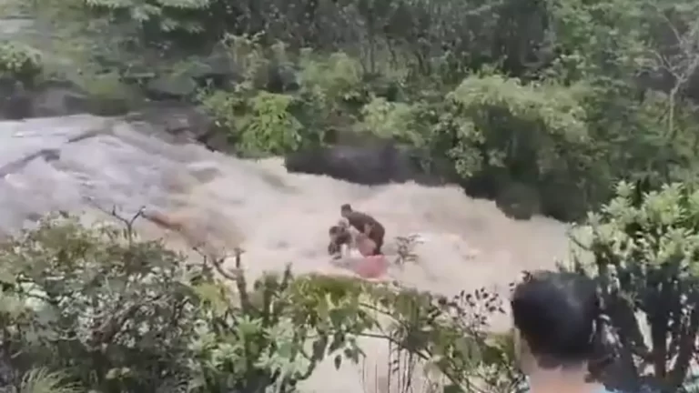 Vídeo: cinco pessoas da mesma família morrem arrastadas por tromba d’água