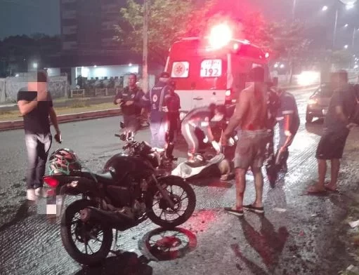 Um motorista de aplicativo de 29 anos morreu em um acidente na madrugada deste domingo (11) na Avenida Constantino Nery, em Manaus. A moto que ele conduzia foi atingida por um carro modelo Ônix, por volta das 5h, no bairro Chapada. Um passageiro que estava na moto ficou ferido e foi encaminhado para o hospital.