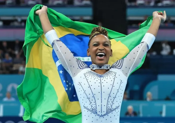 Rebeca é ouro no solo e vira maior medalhista olímpica do Brasil