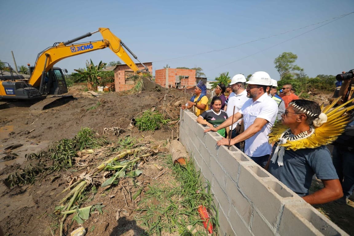 Governador Wilson Lima vistoria obras de saneamento do programa Asfalta Amazonas no bairro Tarumã