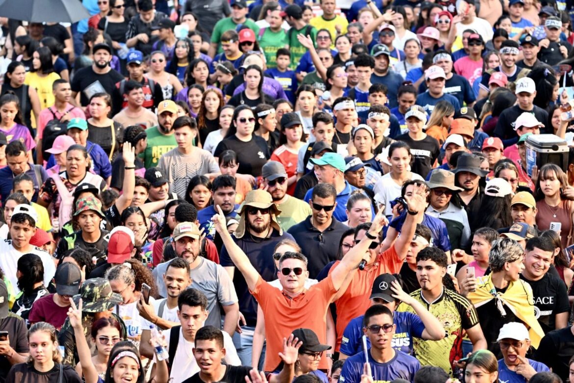 Prefeito David Almeida participa da Marcha para Jesus pela 15ª vez