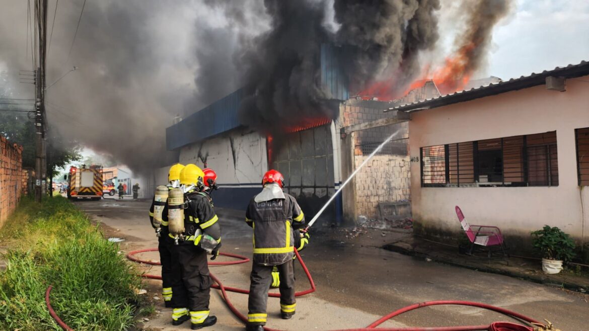 Corpo de Bombeiros combate incêndio em galpão de fábrica na zona norte de Manaus