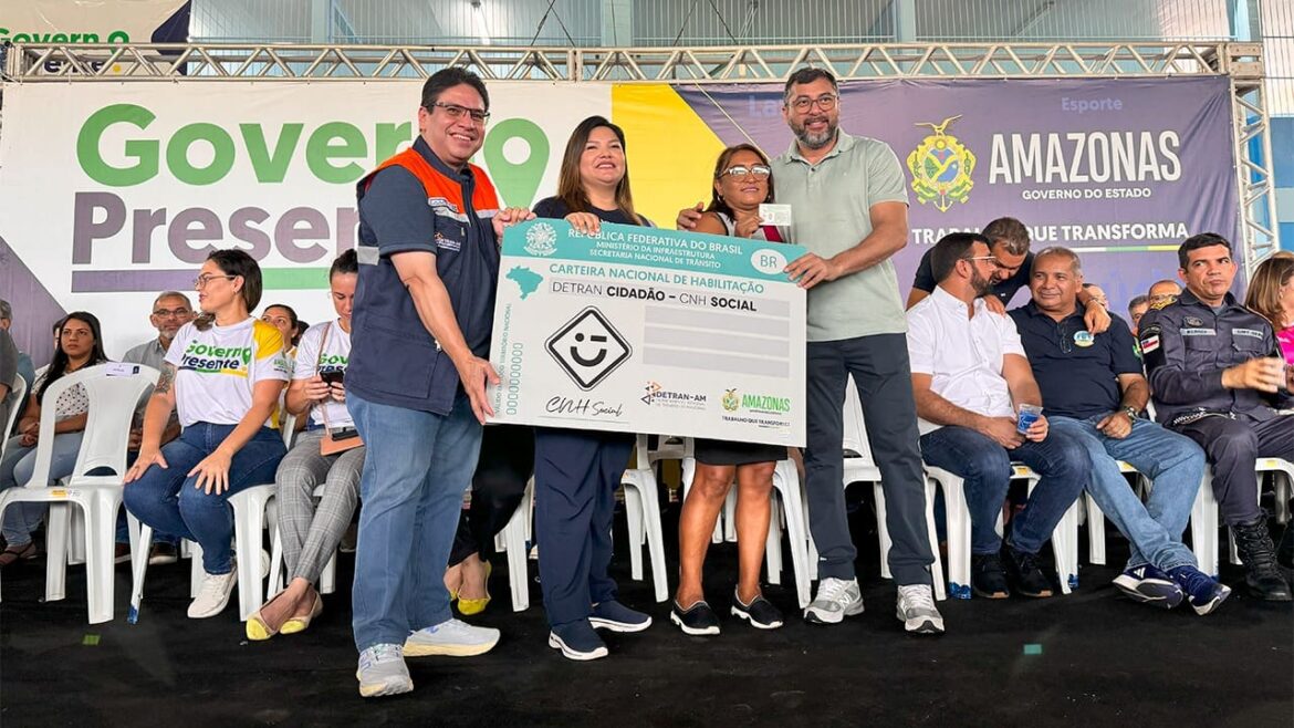 Detran-AM entrega 90 CNHs Social e 35 certificados durante a 11ª edição do Governo Presente