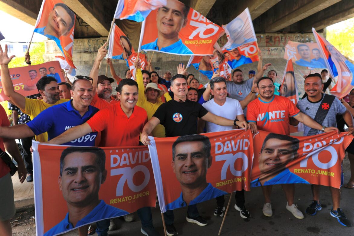 David Almeida recebe apoio da população no Morro da Liberdade, Centro e Planalto durante adesivaço neste domingo