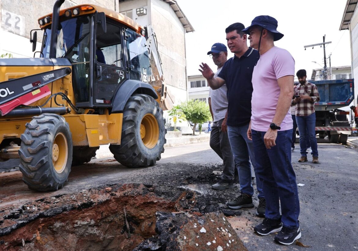 Prefeito David Almeida vistoria serviço em rede de drenagem há 30 anos sem manutenção no conjunto Tocantins