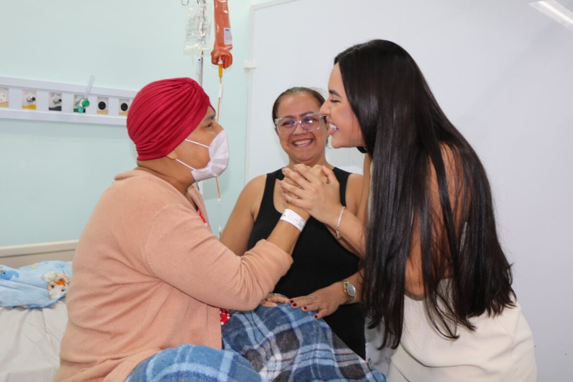 Pacientes da FCecon recebem visita de Isabelle Nogueira