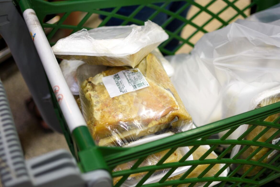 Procon-AM apreende e descarta 13 kg de bacalhau vencido em supermercado de Manaus