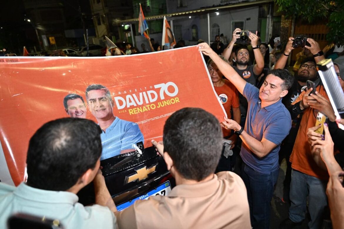 David Almeida comanda adesivaço no bairro Cachoeirinha