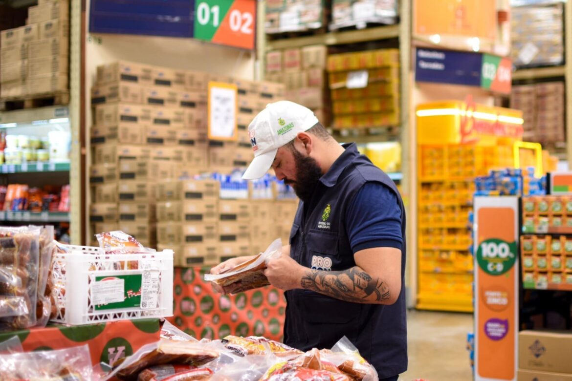 Procon-AM orienta consumidores sobre os cuidados na hora das compras em supermercados