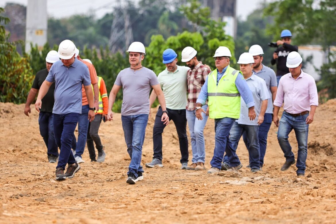 Prefeito David Almeida vistoria avanço da obra do viaduto Márcio Souza que chega a 60% de execução