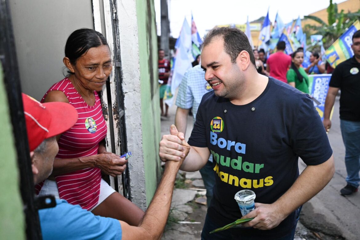 Em caminhada no Campos Sales, Roberto Cidade critica ruas esburacadas