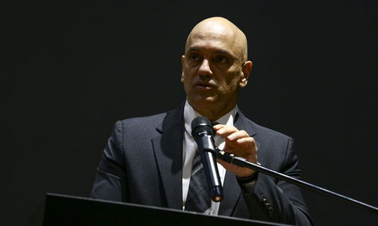 Oposição entrega a Pacheco pedido de impeachment do ministro Alexandre de Moraes