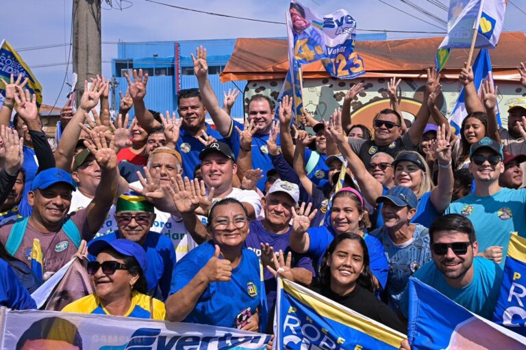 Campanha de Roberto Cidade ganha as ruas com cinco 'bandeiraços' em Manaus