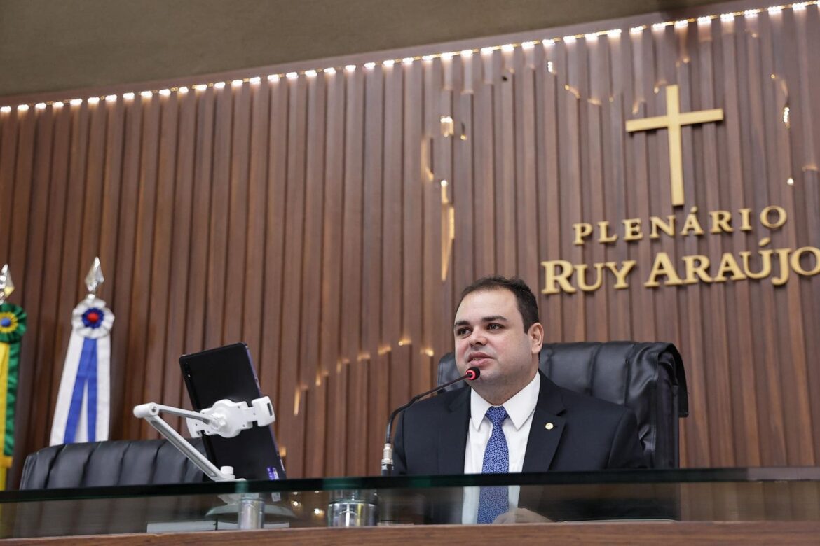 Proposta de Roberto Cidade que incentiva a iniciação à pesquisa científica entre os estudantes da rede pública estadual segue para sanção governamental