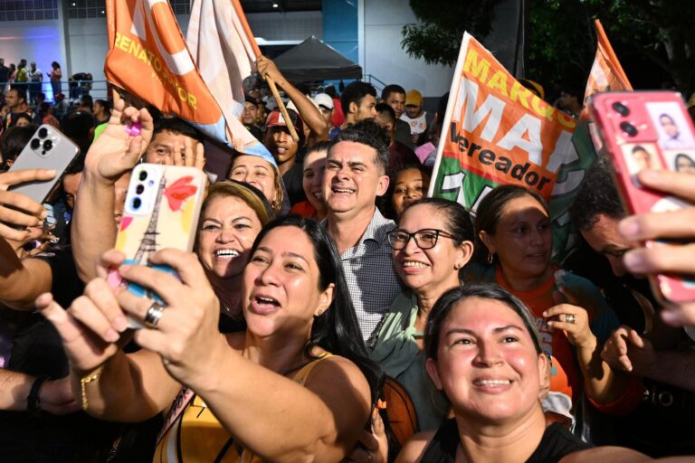 ”Confio primeiramente em Deus, no meu trabalho e na força do povo”, diz David Almeida em mega reunião na zona Centro-Sul de Manaus