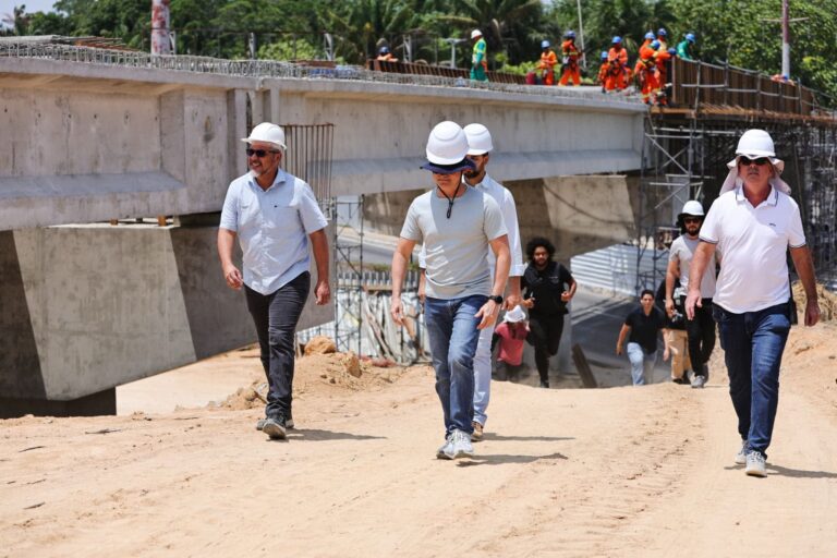 Prefeito David Almeida anuncia que viaduto Márcio Souza será entregue em até cinco semanas na zona Centro-Sul