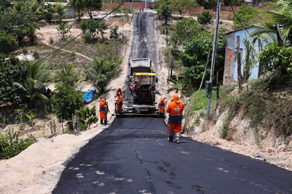 Serviços do 'Asfalta Manaus' em sete comunidades da capital são fiscalizados pelo prefeito David Almeida