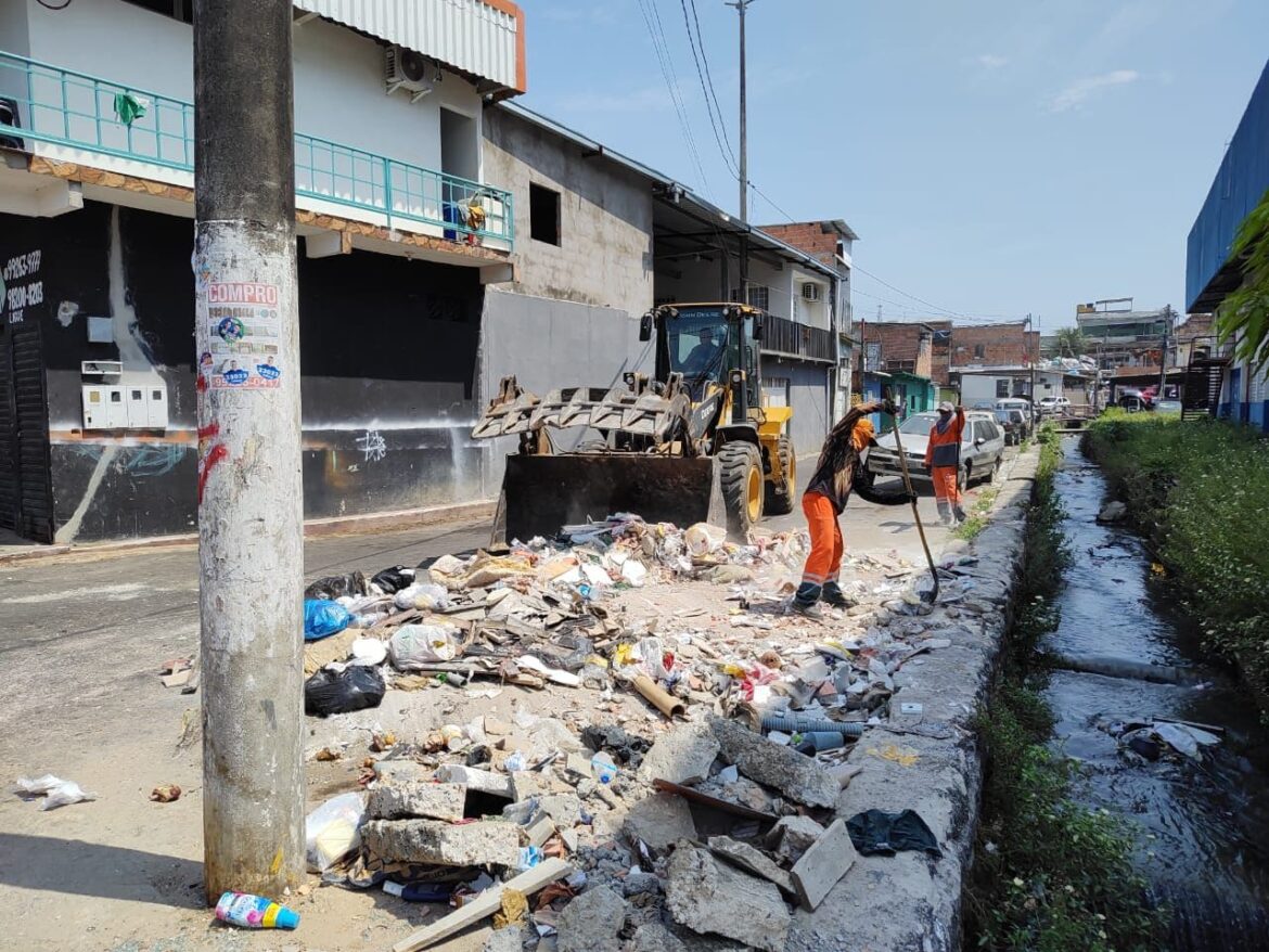 Prefeitura de Manaus realiza operação de limpeza no bairro Alvorada