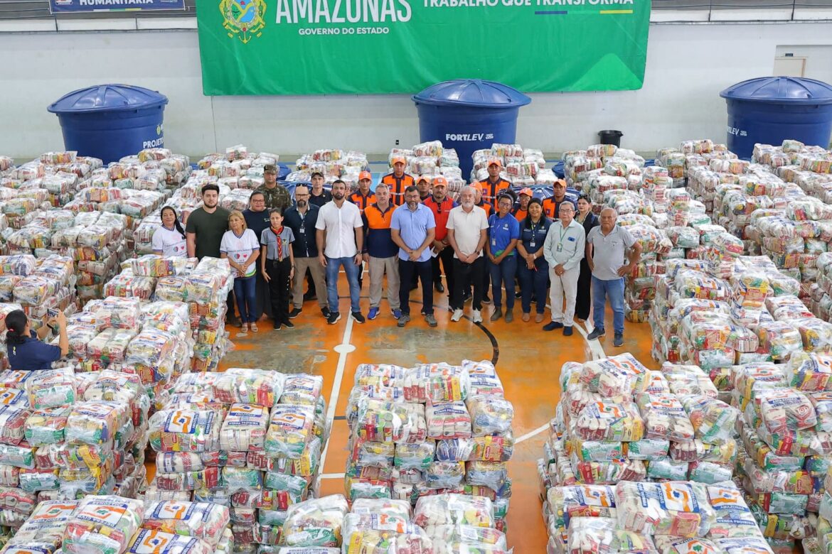 Governador Wilson Lima entrega 150 toneladas de ajuda humanitária para municípios afetados pela estiagem no Alto Solimões