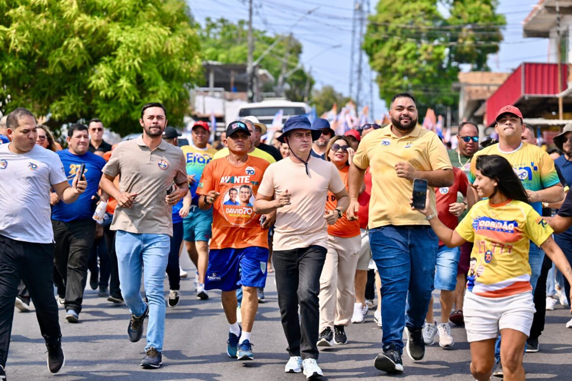 David Almeida caminha com o povo na Colônia Antônio Aleixo