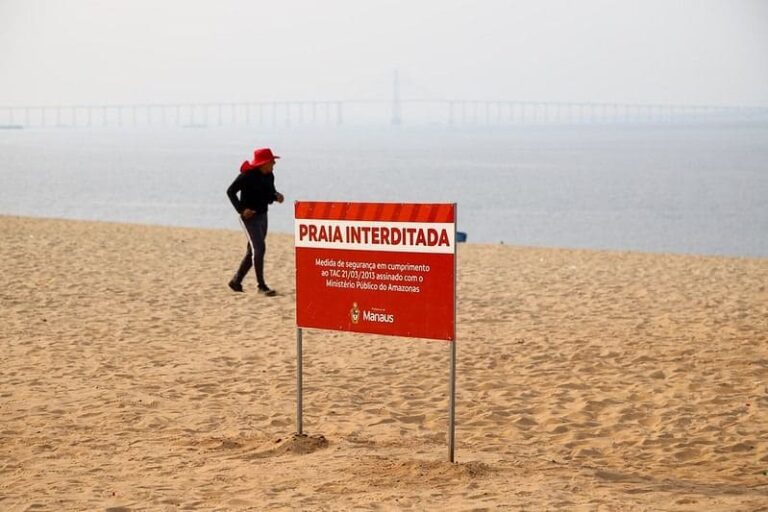 Permissionários afetados pela interdição da praia da Ponta Negra, recebem cestas básicas da Prefeitura de Manaus